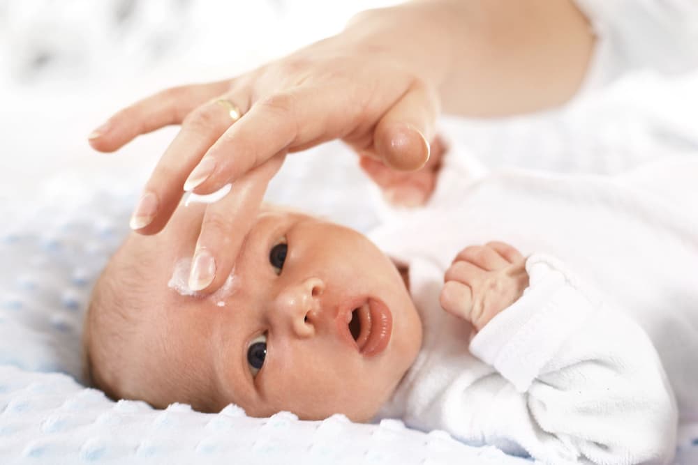 Emolienty dla dzieci – czym są, jak stosować i kiedy?