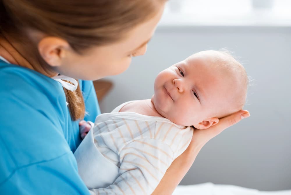 Mama z noworodkiem na rękach