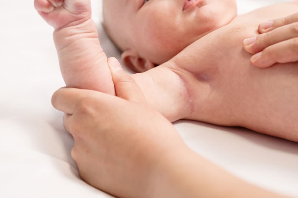 Guzek pod pachą u dziecka – co to może być?