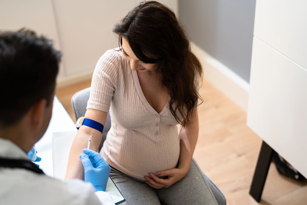 Kobieta u lekarza, której podaje się immunoglobuliny