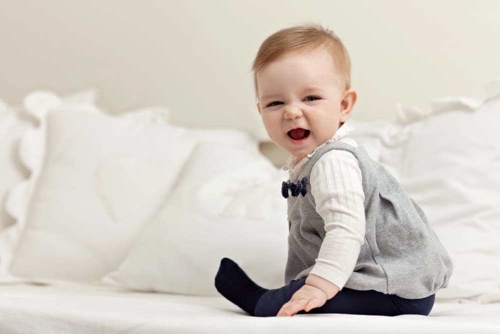Kiedy niemowlę siada? Etapy nauki siadania
