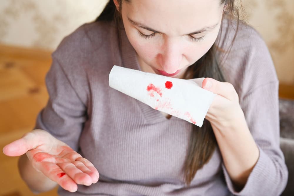 Krwawienie z nosa w ciąży – możliwe przyczyny. Co robić?