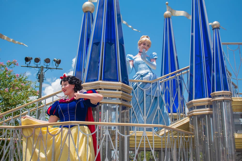 Kopciuszek i Królewna Śnieżka na platformie parady w Magic Kingdom