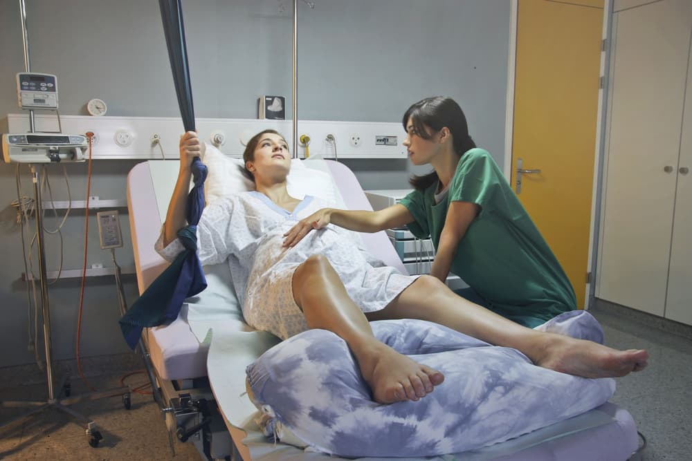 Kobieta podczas porodu czekająca na nacięcie krocza.