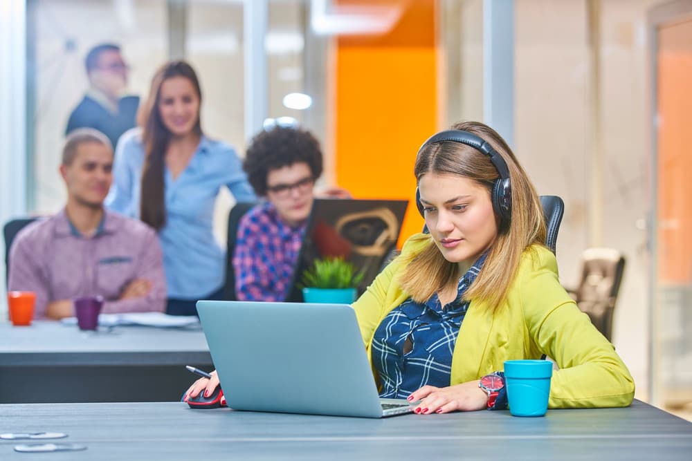 grupa młodych ludzi w pracy