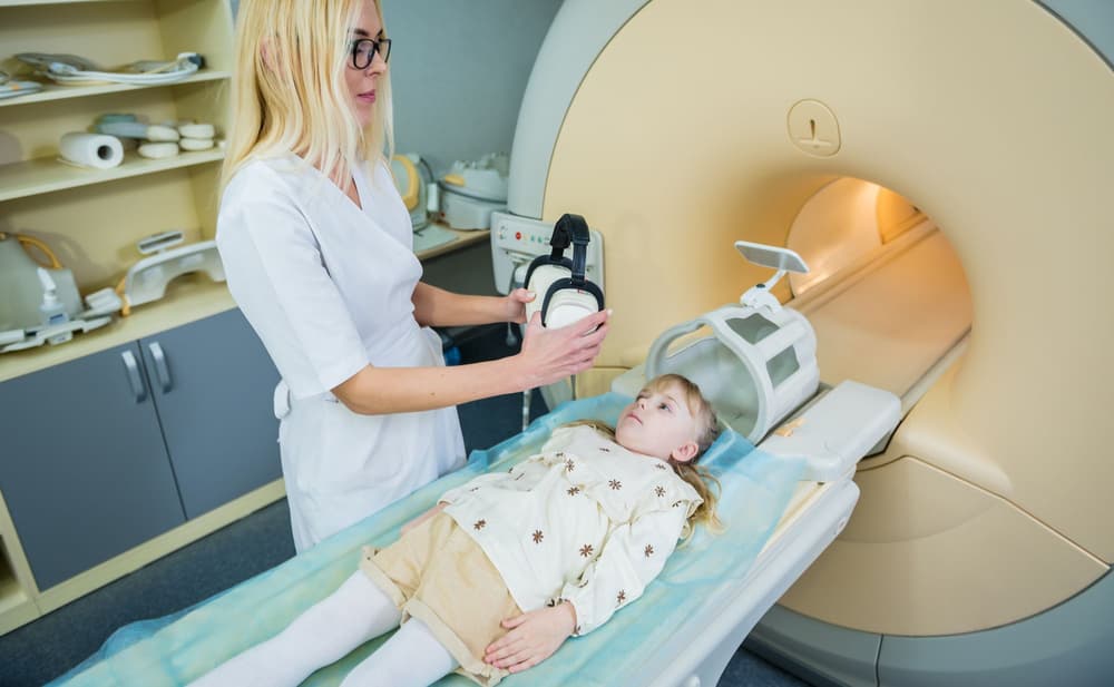 Rezonans magnetyczny u dziecka – na czym polega, jak się go przeprowadza?