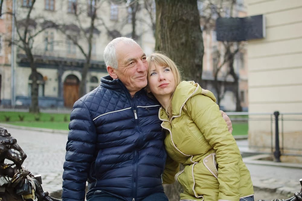 Związek ze starszym mężczyzną – przyczyny, wady i zalety