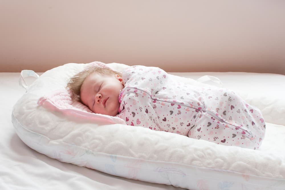 Niemowlak śpiący w śpiworku.