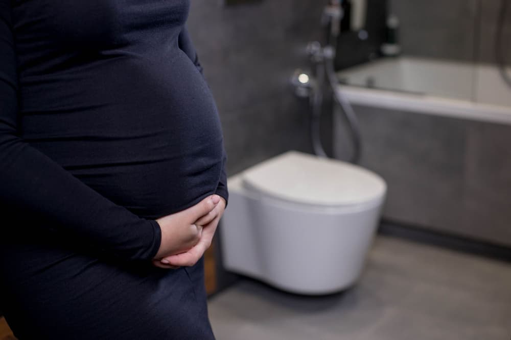 Zatwardzenia w ciąży – jak pobudzić jelita? Czy parcie na stolec jest bezpieczne?