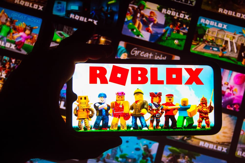 Smartfon z napisem na wyświetlaczu: Roblox. Smartfon z napisem na wyświetlaczu: Roblox.