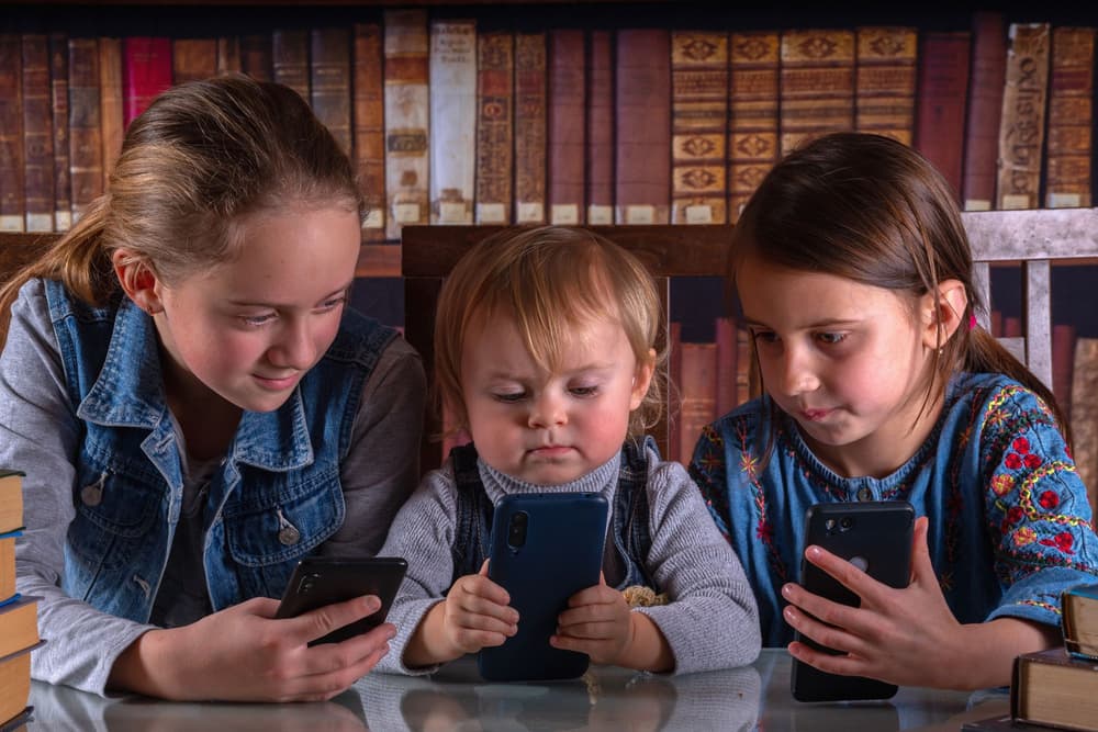 Uzależnienie od social mediów u dziecka – jak rozpoznać i leczyć? Uzależnienie od social mediów u dziecka – jak rozpoznać i leczyć?
