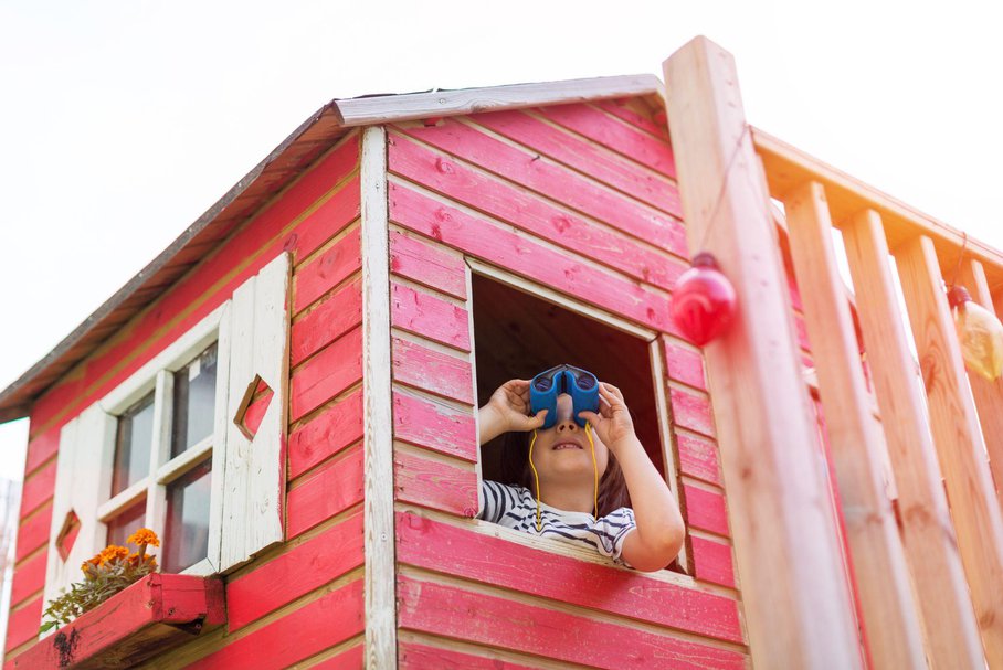 Dziecko w drewnianym domku.
