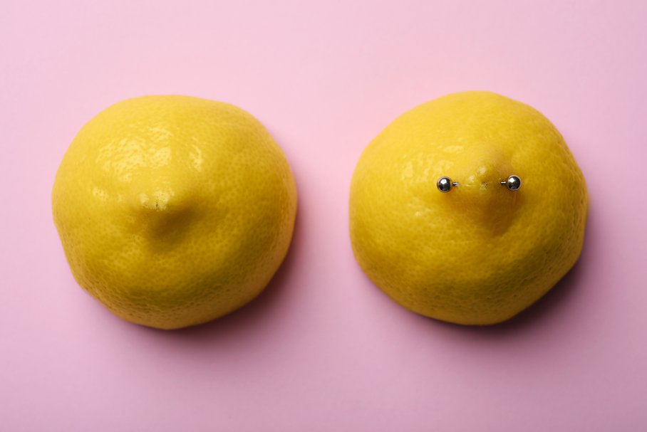 Cytryny symbolizujące kolczyki w sutkach.