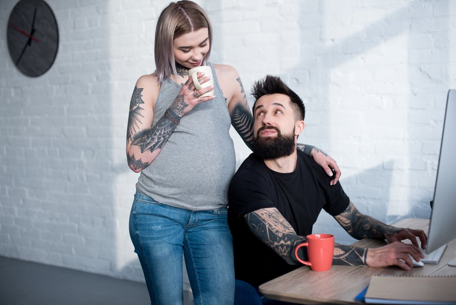 Kobieta pijąca kawę w ciąży.