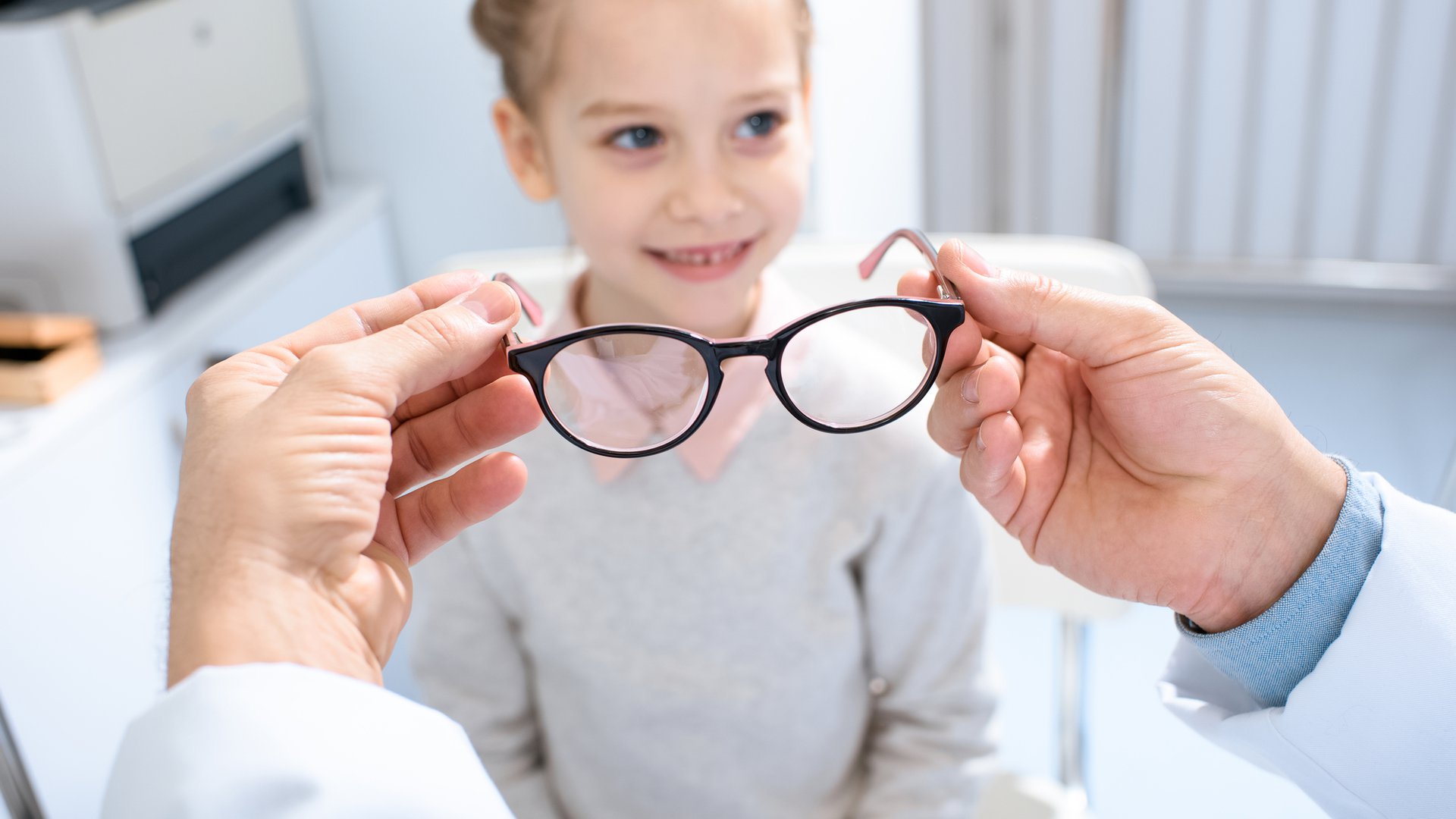 Зрение 9 10. Гаджеты и дети плохое зрение. Дети с плохим зрением в очках. Дети в очках для зрения фото. Контактные линзы или лечебные очки для детей.