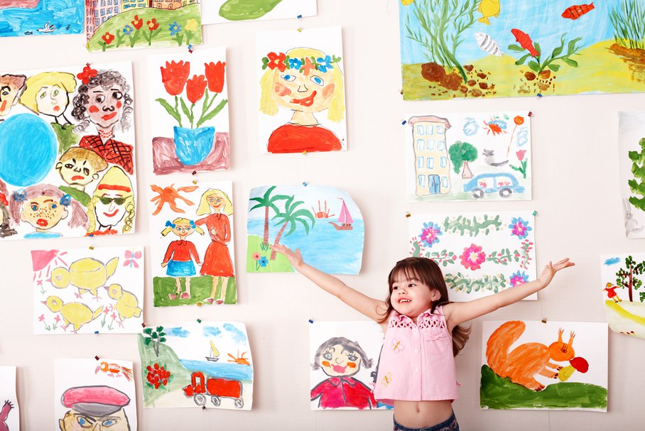Domowa galeria to tylko jeden z wielu pomysłów na eksponowanie dziecięcych prac.
