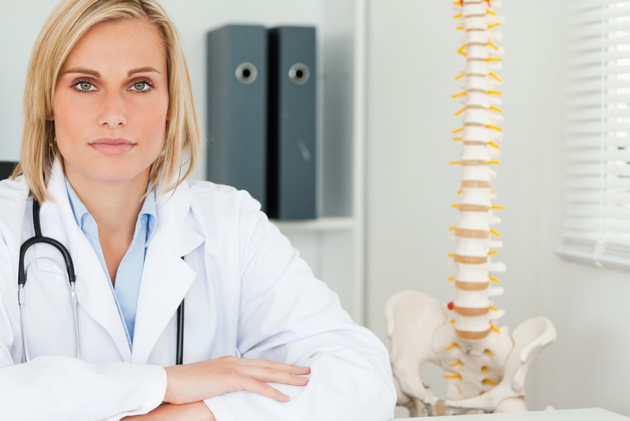 Jeśli bóle kręgosłupa nasilają się, zgłoś się do ortopedy.