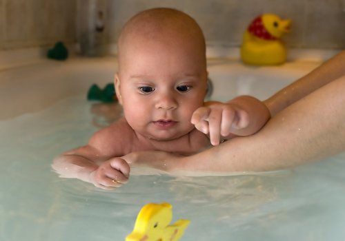 Wiele niemowląt bardzo lubi się kąpać.