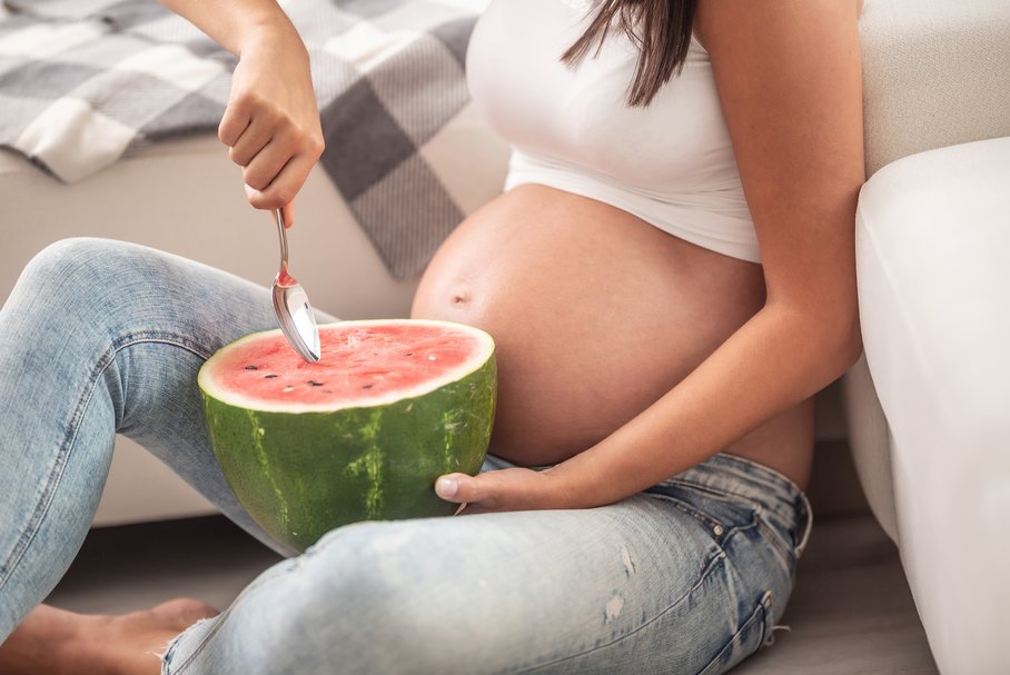 Arbuz w ciąży – czy można go jeść?