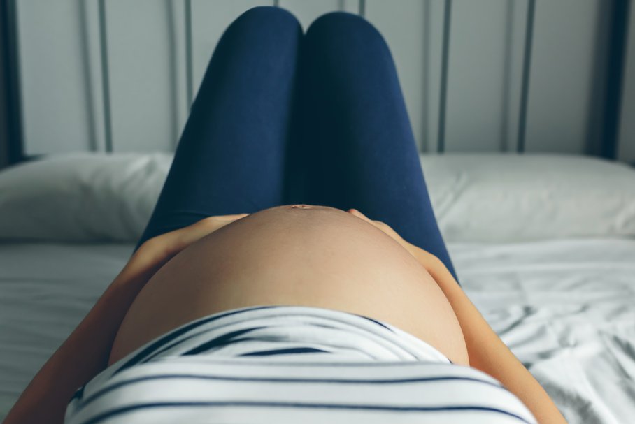 Żółte upławy w ciąży – co oznacza żółty śluz w ciąży?