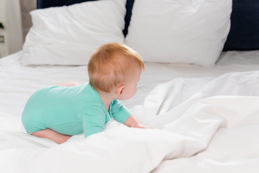 Dziecko spadło z łóżka – co robić? Jak zapobiegać upadkom z łóżka?