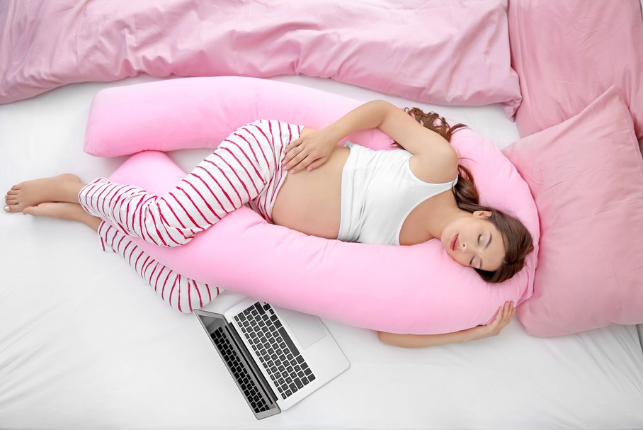 Poduszka do spania w ciąży – rodzaje, jaką wybrać, cena