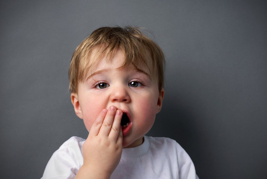 Małe dziecko cierpiące na pleśniawki w jamie ustnej.