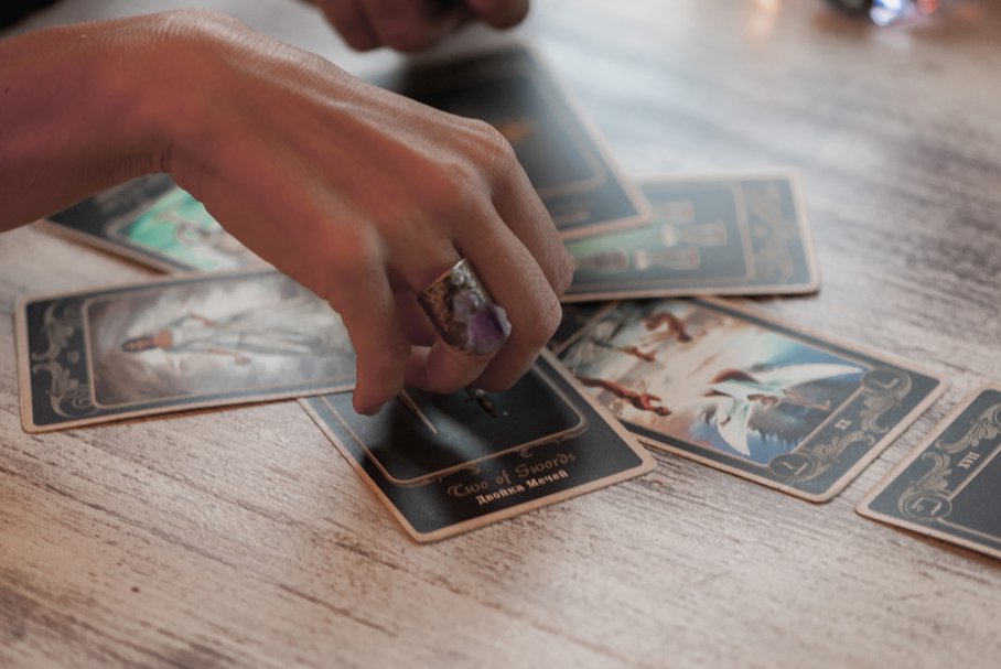Tarot – czym jest, znaczenie kart, jak układać karty karota?