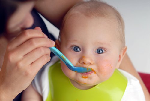 Wielu rodziców uważa, że karmienie dziecka łyżeczką i niepozwalanie mu na jedzenie rękoma jest wygodniejsze i praktyczniejsze.
