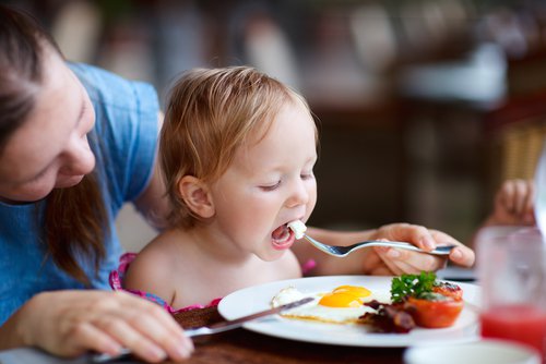 Małe dziecko może jeść wiele "dorosłych" potraw. Wystarczy je lekko zmodyfikować i ułatwić maluchowi jedzenie.