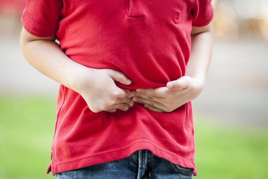 Ból brzucha u dziecka w okolicy pępka – możliwe przyczyny