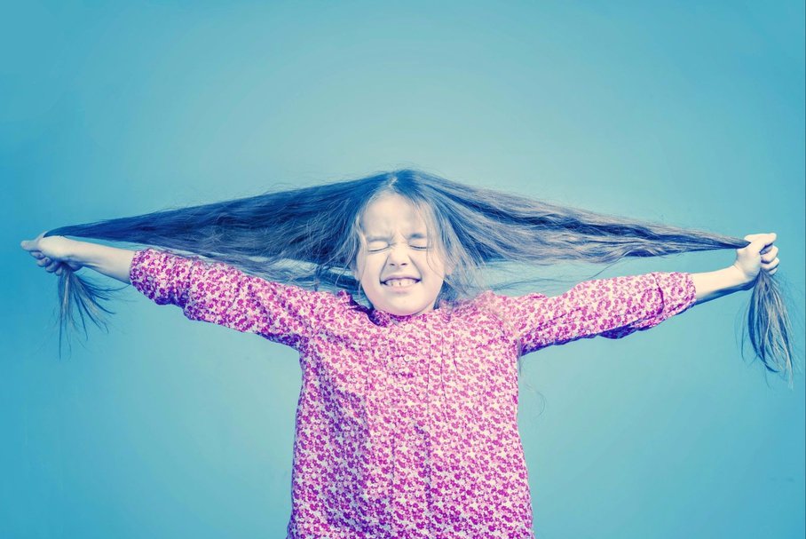 Wypadanie włosów u dziecka – przyczyny i leczenie nadmiernego wypadania włosów u dziecka