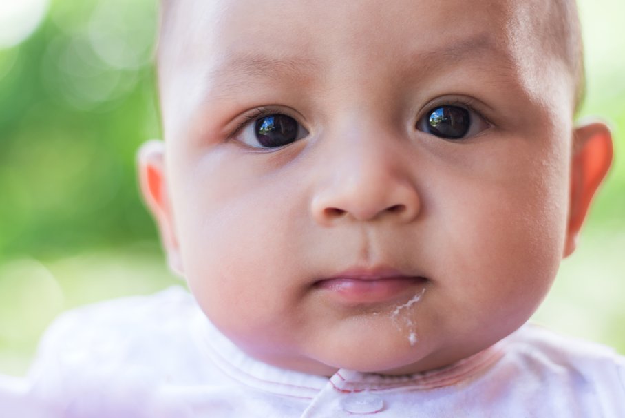 Ulewanie u niemowlaka i noworodka – przyczyny, jak długo trwa, jak zapobiegać?