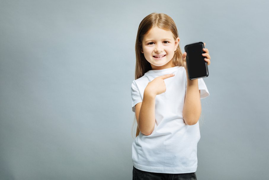 Pierwszy telefon dla dziecka – od kiedy, rodzaje, jaki wybrać?