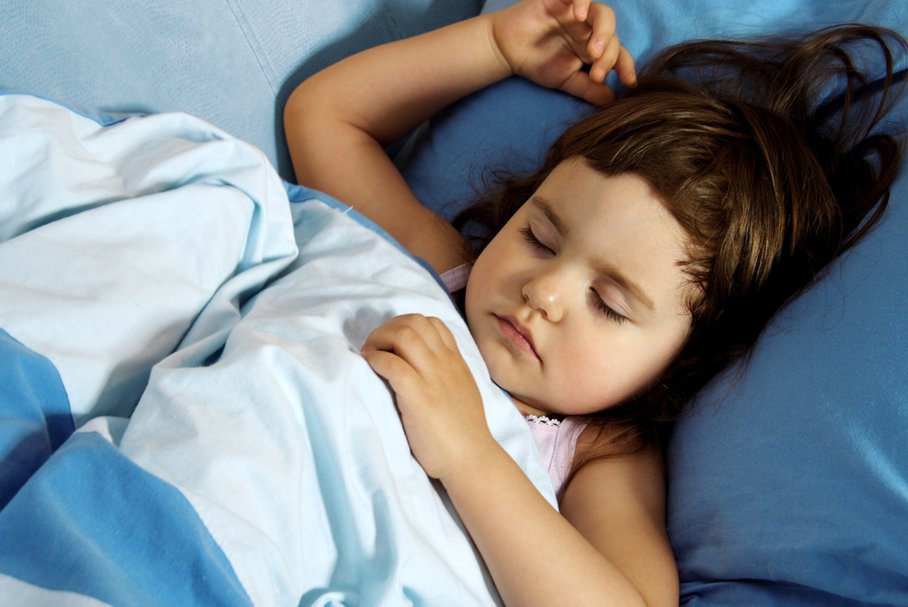 Jeśli chcesz, żeby dziecko nie miało problemów z zasypianiem, pilnuj wieczornych rytuałów i stałej pory kładzenia go do łóżka.