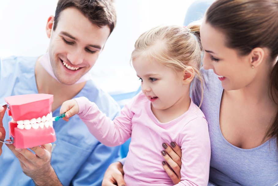 Pierwsza wizyta u dentysty – kiedy, jak przebiega, jak przygotować dziecko?
