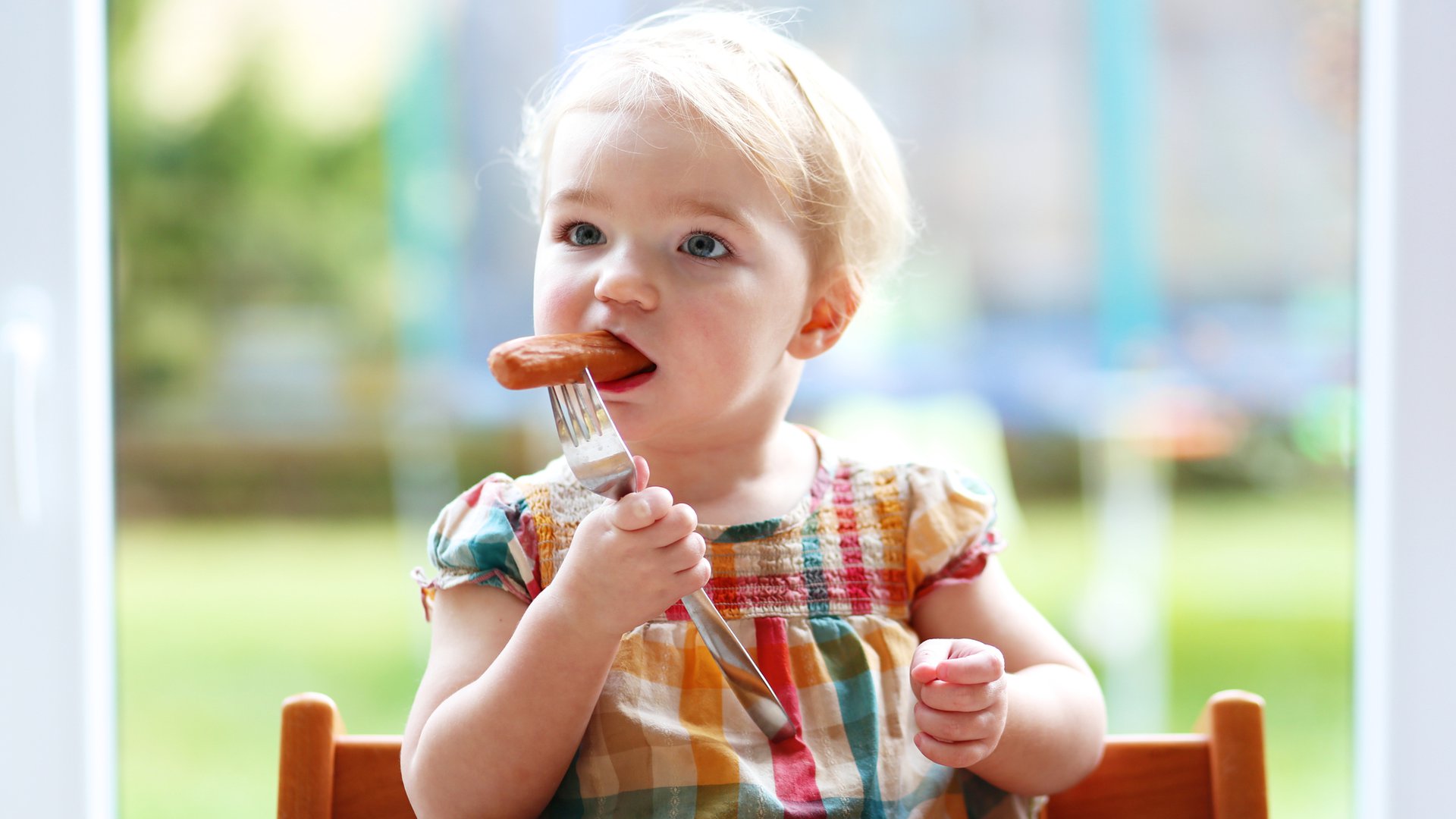Дети едят масло. Мальчик ест бутерброд. Ребенок ест. Дети едят сосиски. Колбаса для детей.