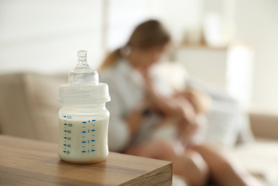 Butelka z mlekiem dla niemowląt.