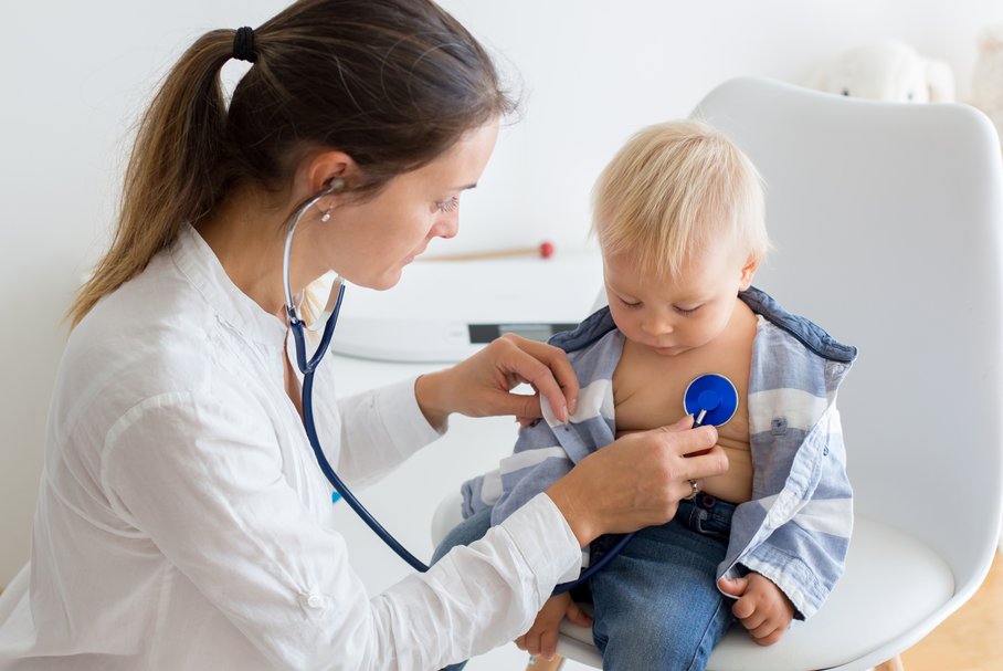 Lekarz sprawdzająca rytm serca małego dziecka z zapaleniem mięśnia sercowego.