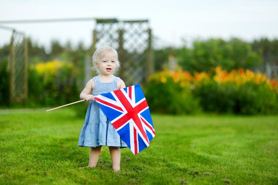 Mała dziewczynka z flagą Wielkiej Brytanii.