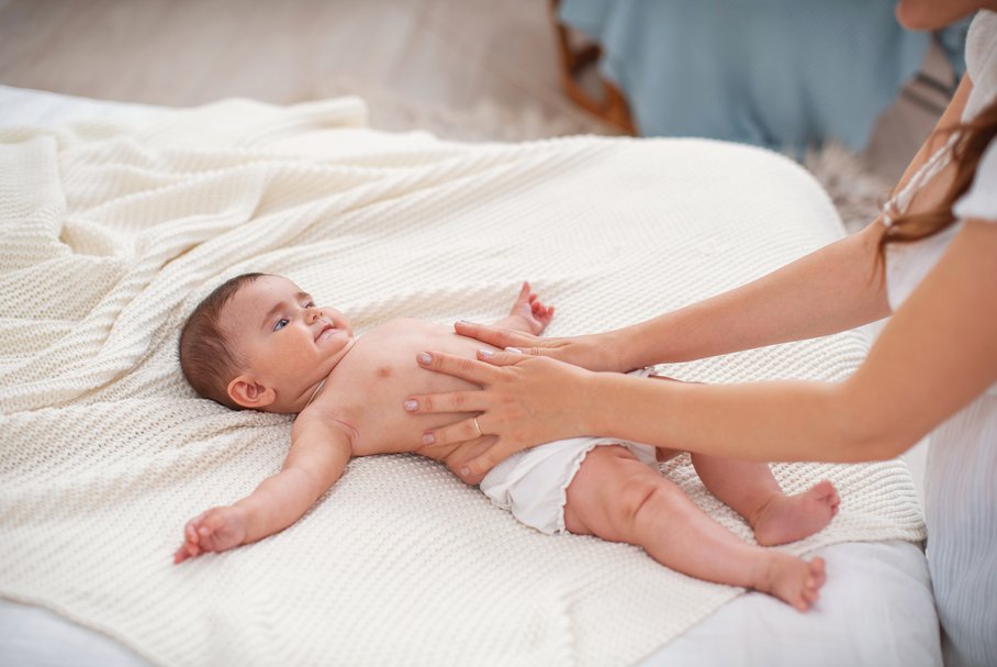 Żabi brzuch u niemowlaka – jak wygląda i czego jest objawem?
