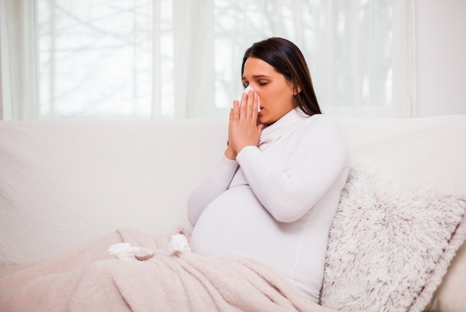 Syrop na kaszel w ciąży – bezpieczny syrop hamujący, wykrztuśny i na receptę