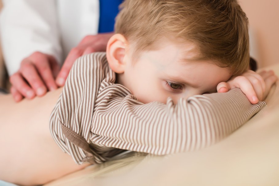Ból pleców u dziecka – przyczyny, objawy, leczenie