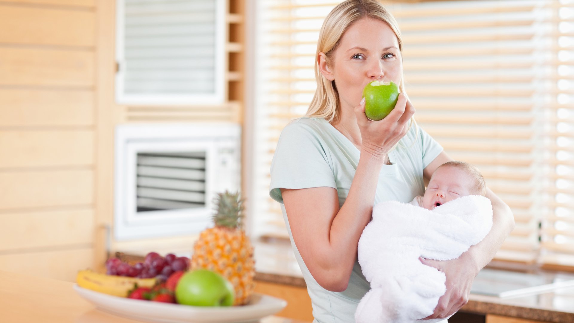Мама ест яблоко. Питание кормящей женщины. Мама и правильное питание. Здоровая мама и ребенок. Питание родильницы.