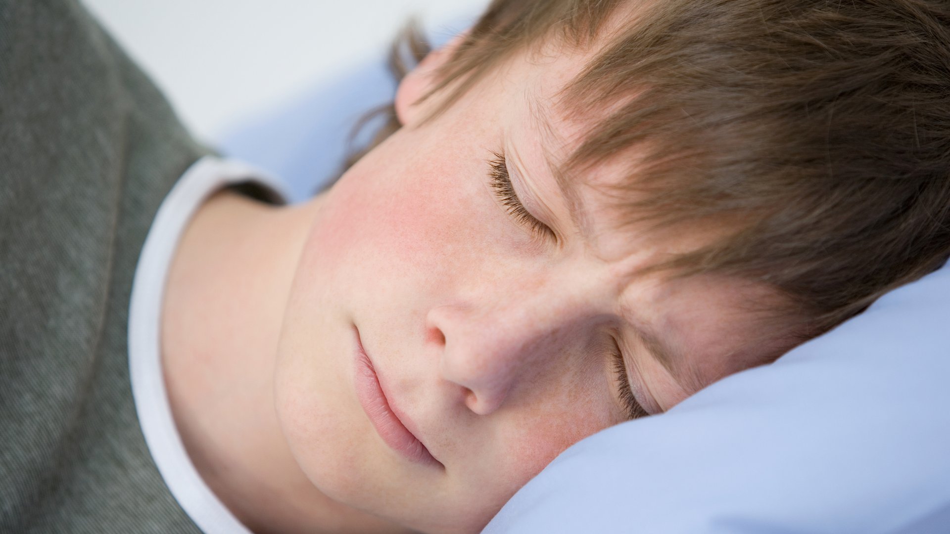 Мальчики подростки спят. Спящий мальчик. Сон подростка. Спящие мальчики.