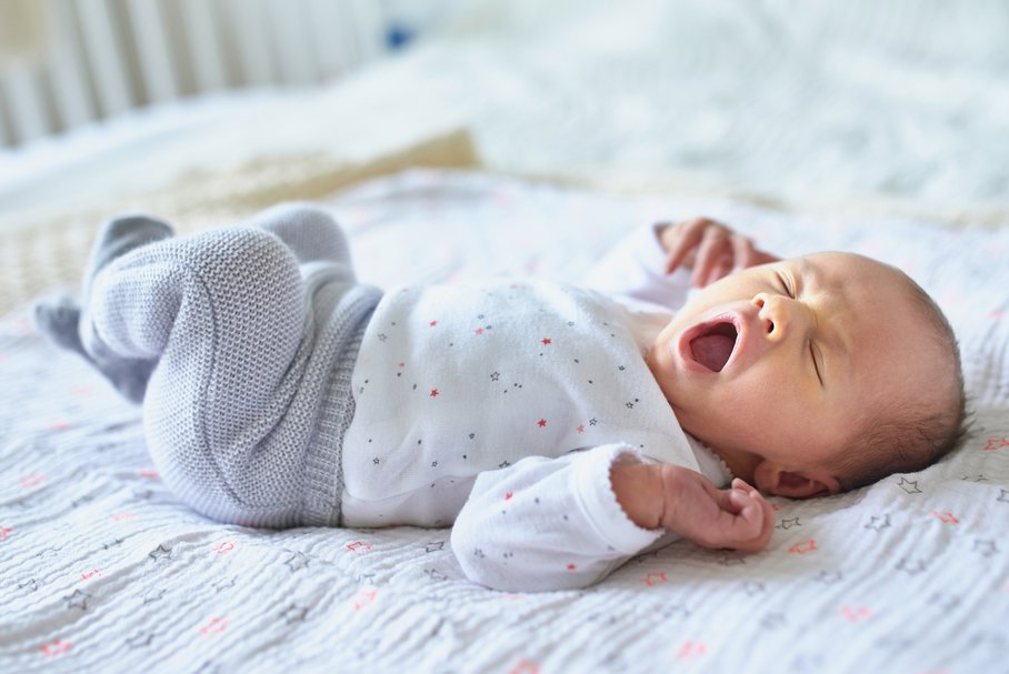 Niespokojny sen u niemowlaka – co robić, gdy dziecko nie chce spać?