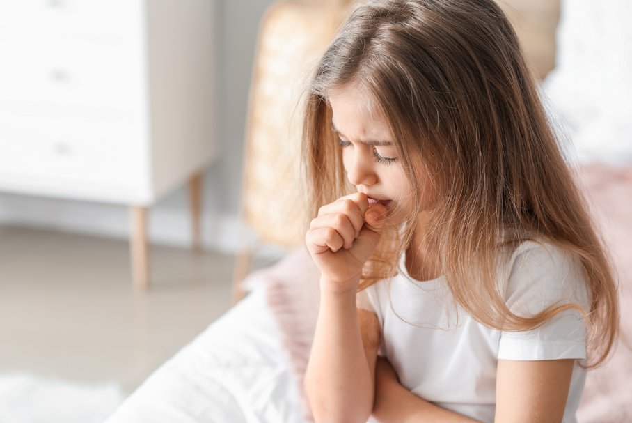 Zapalenie krtani u dziecka – przyczyny, objawy, leczenie i domowe sposoby na krup