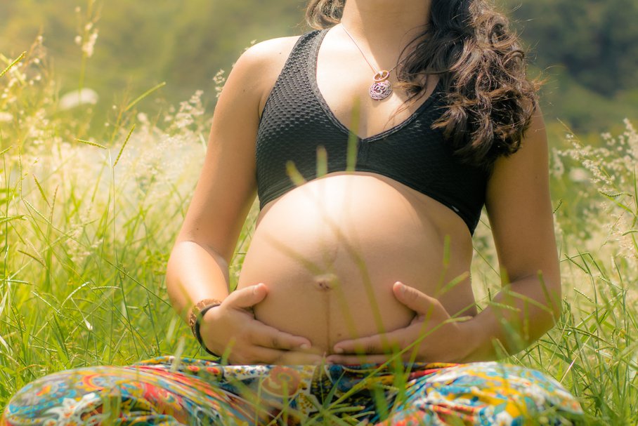 Opalanie w ciąży jest niewskazane, ale to nie znaczy, że trzeba całkowicie unikać słońca. 15 minutowa kąpiel słoneczna pozwoli o