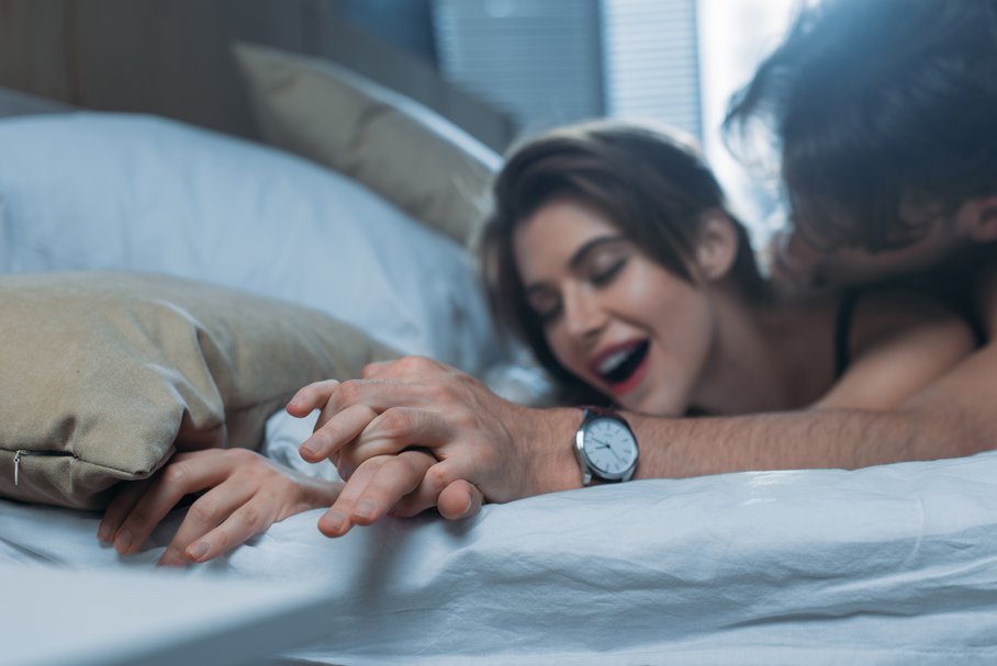 Kobieta i mężczyzna uprawiający seks w łóżku.