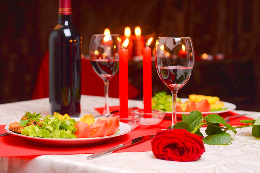 Przygotowując romantyczną kolację nie można zapomnieć o odpowiedniej aranżacji stołu.